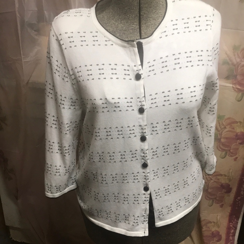 Ladies sweater sized, appears to be more of a large
